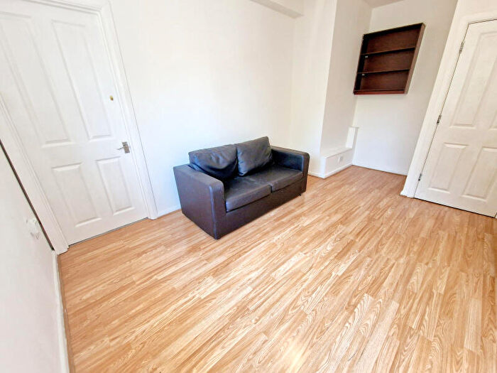 1 Bedroom Flat To Rent In Oxford Road **Available Now**, OX14