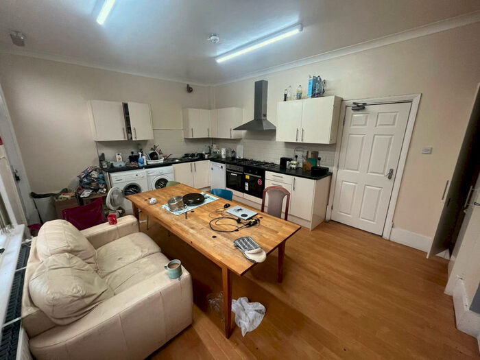 14 Bedroom Detached House To Rent In North Grange Road, Leeds, West Yorkshire, LS6