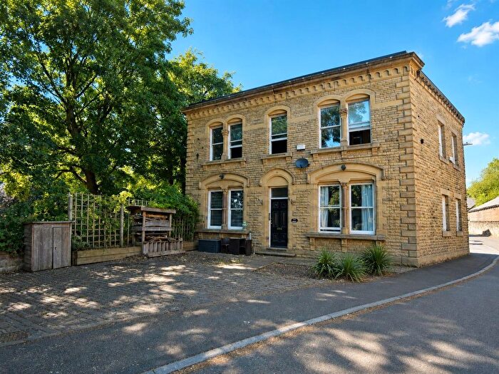 3 Bedroom Flat To Rent In Park Road, Earlsheaton, Dewsbury, WF12