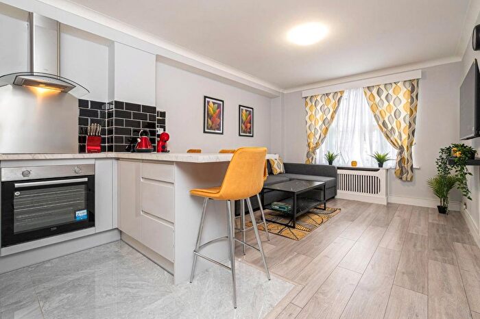 2 Bedroom Flat For Sale In Edgware Road, Hyde Park, London, W2