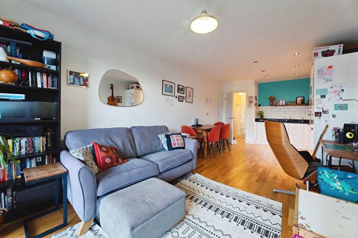 2 Bedroom Flat For Sale In Guthridge Close, London, E14