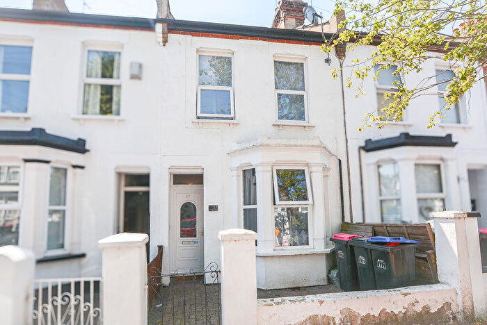 2 Bedroom Terraced House For Sale In Cliff Avenue, Westcliff-On-Sea, SS0