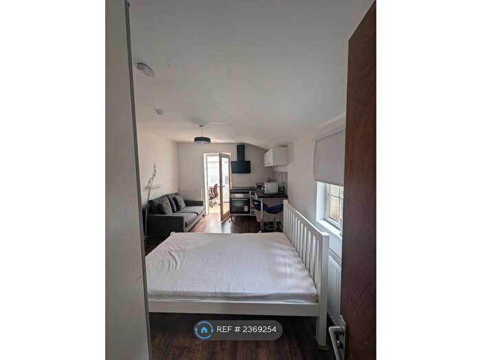 Studio To Rent In Daleview Road, London, N15