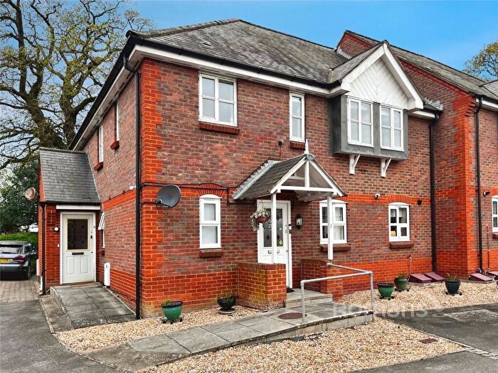 2 Bedroom Maisonette For Sale In Woodland Crescent, Farnborough, Hampshire, GU14