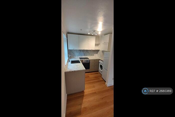 2 Bedroom Flat To Rent In Addlestone Park, Addlestone, KT15