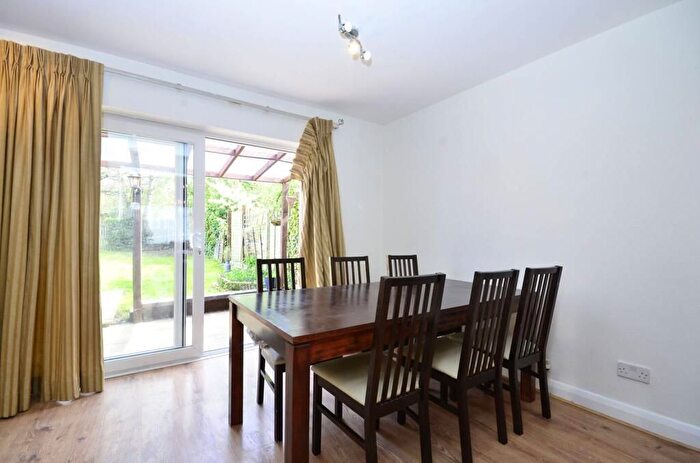 3 Bedroom Detached House To Rent In Nethercourt Avenue, London, N3