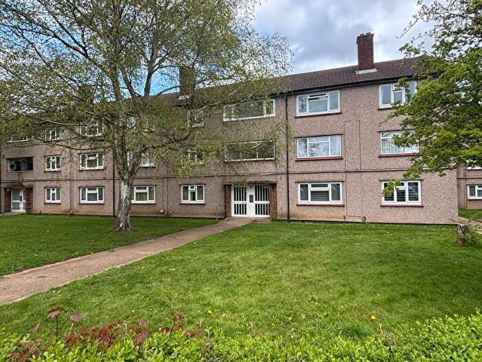 2 Bedroom Flat For Sale In Frobisher Road, St. Albans, AL1