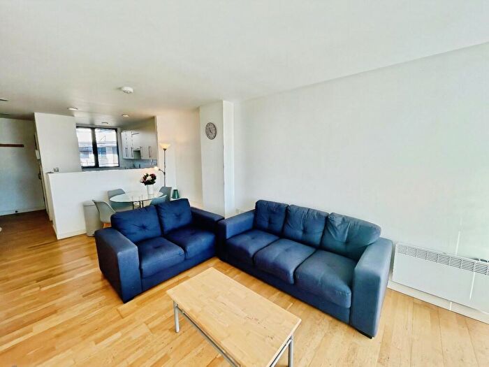 2 Bedroom Flat To Rent In Crown Street, Leeds, West Yorkshire, LS2