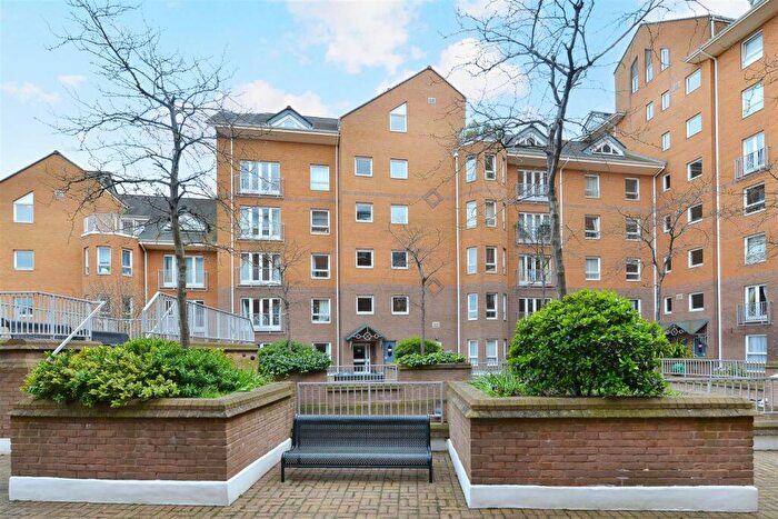 1 Bedroom Apartment To Rent In Hera Court, Isle Of Dogs, E14