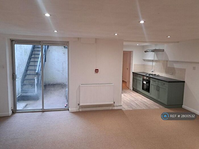 3 Bedroom Flat To Rent In Farm Road, Hove, BN3