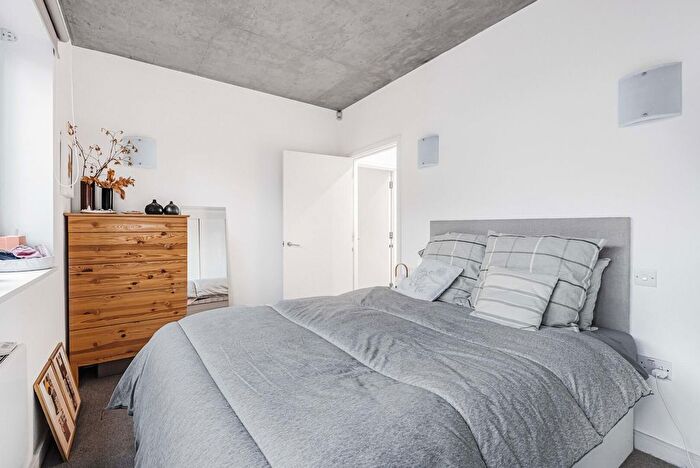 2 Bedroom Flat For Sale In Coleman Fields, Islington, London, N1