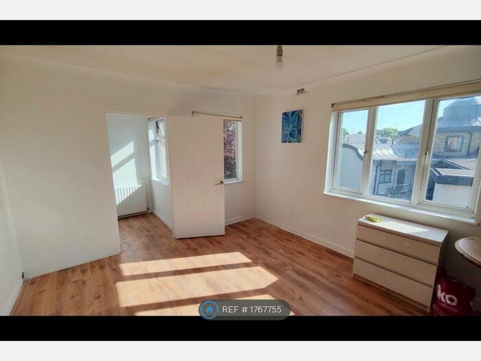 3 Bedroom Flat To Rent In Mowbray Court, London, N22