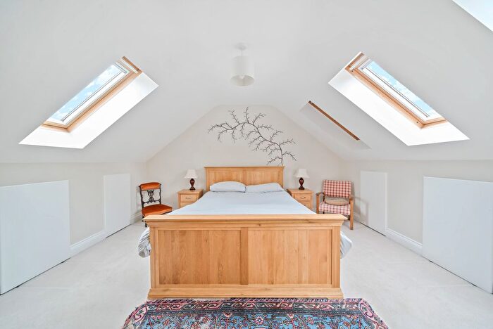 5 Bedroom Detached House For Sale In Cranmer Close, Weybridge, KT13