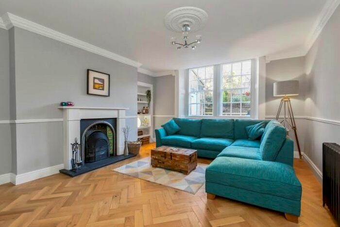 2 Bedroom Flat To Rent In A, Magdala Crescent, Edinburgh, EH12