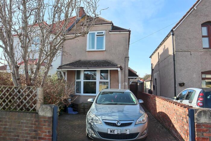 3 Bedroom Property To Rent In Strode Road, Clevedon, BS21