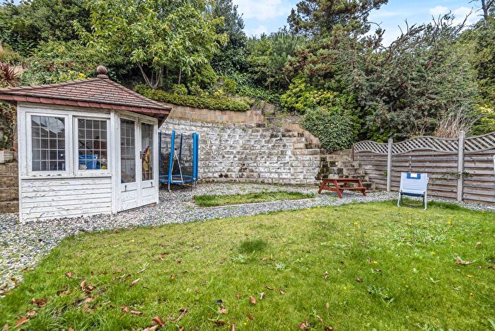 4 Bedroom Bungalow For Sale In Broom Mead, Bexleyheath, DA6