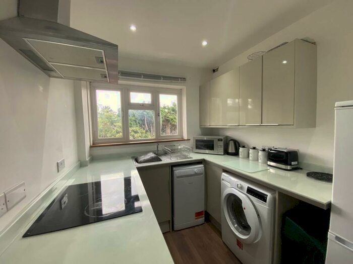 2 Bedroom Flat To Rent In The Parade, Trumps Green Road, Virginia Water, GU25