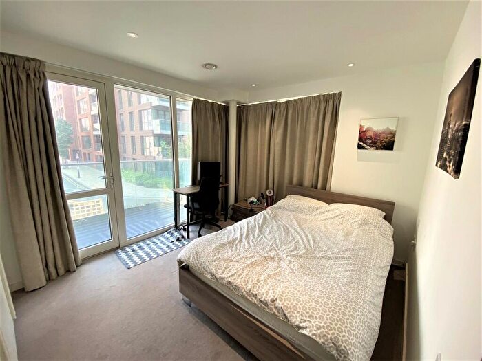3 Bedroom Apartment To Rent In Devan Grove, London, N4