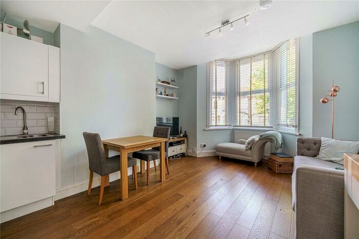 2 Bedroom Apartment To Rent In Lordship Lane, East Dulwich, London, SE22