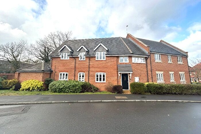 2 Bedroom Flat For Sale In Maynard Drive, Hook, Hampshire, RG27