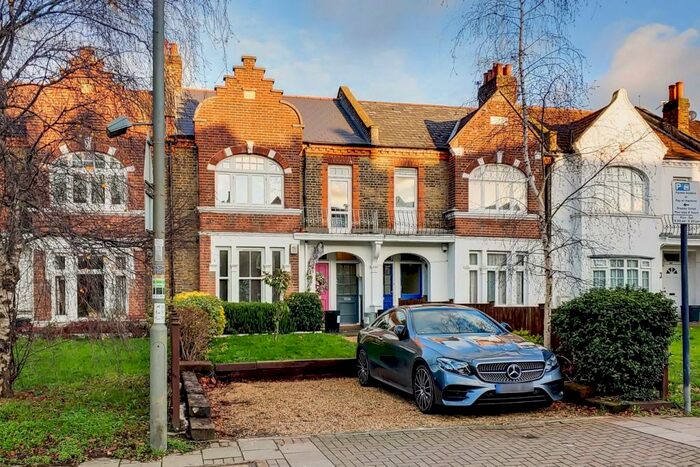 3 Bedroom Flat To Rent In Bedford Hill, Balham, SW12