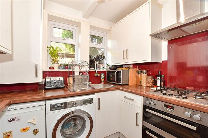 1 Bedroom Flat For Sale In Cavendish Road, Redhill, Surrey, RH1