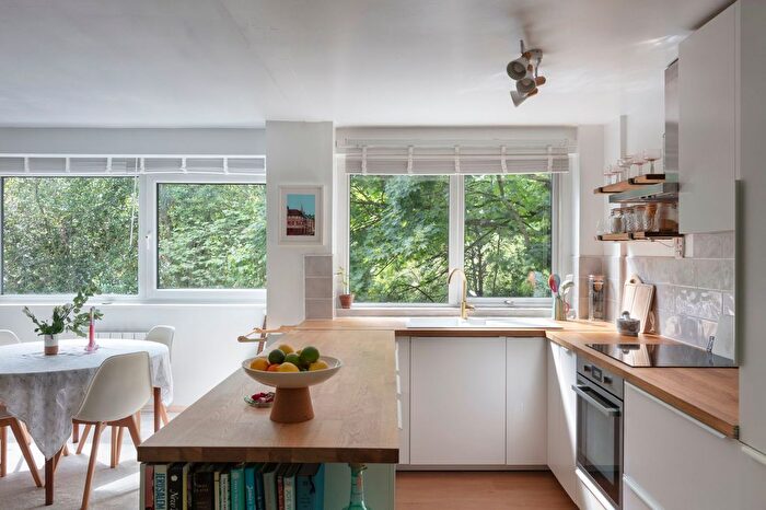 2 Bedroom Flat For Sale In Queenswood Gardens, Aldersbrook, London, E11