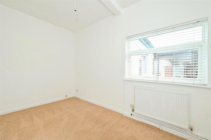 1 Bedroom Flat For Sale In Charles Street, Petersfield, GU32