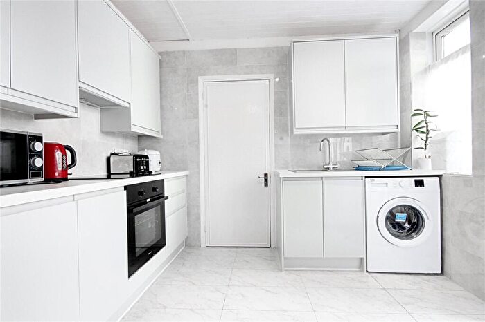 3 Bedroom Flat To Rent In Hertford Road, Enfield, EN3