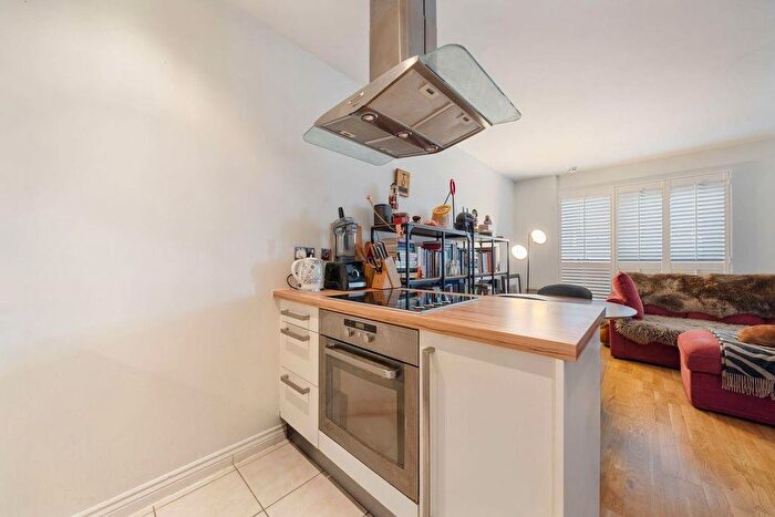 1 Bedroom Flat For Sale In Canalside Apartment With Parking, NW1
