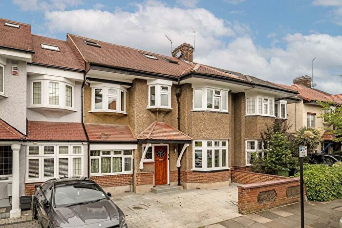 2 Bedroom Flat To Rent In Southdown Avenue, Hanwell, W7