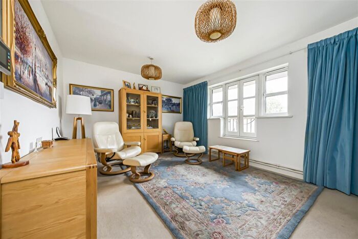2 Bedroom Flat For Sale In Walpole Road, Teddington, TW11