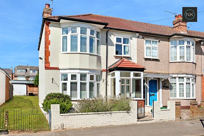 3 Bedroom End Of Terrace House For Sale In Woodville Road, South Woodford, London, E18
