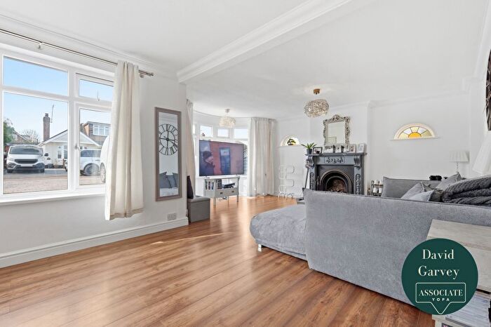 2 Bedroom Bungalow For Sale In Cornhill Avenue, Hockley, SS5