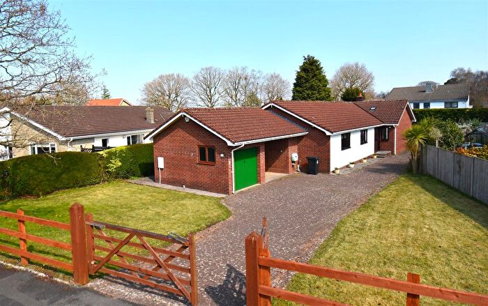 3 Bedroom Detached Bungalow For Sale In Hill Drive, Failand, Bristol, BS8