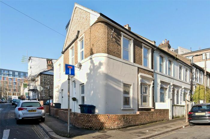 3 Bedroom Flat To Rent In Grove Road, London, W3