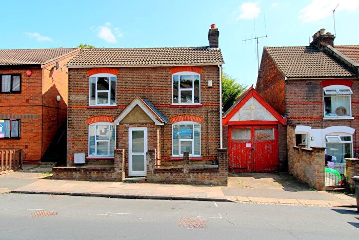 5 Bedroom Detached House For Sale In Winsdon Road, South Luton, Luton, Bedfordshire, LU1