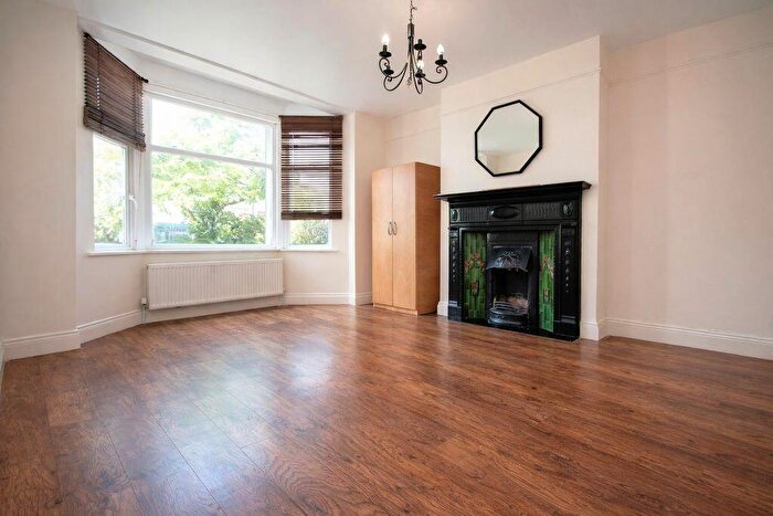 2 Bedroom Flat To Rent In Ewart Grove, Wood Green, N22