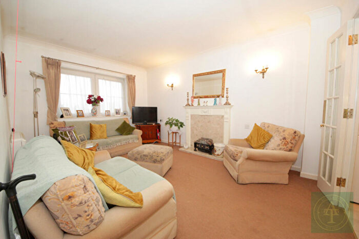 2 Bedroom Retirement Property For Sale In Woodmere Court, Avenue Road, N14