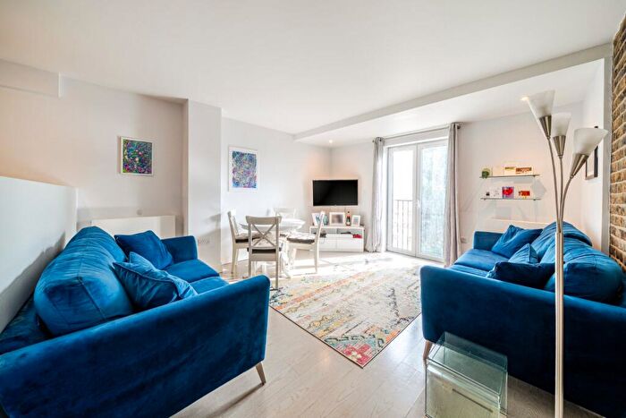 2 Bedroom Flat For Sale In Old Devonshire Road, London, SW12