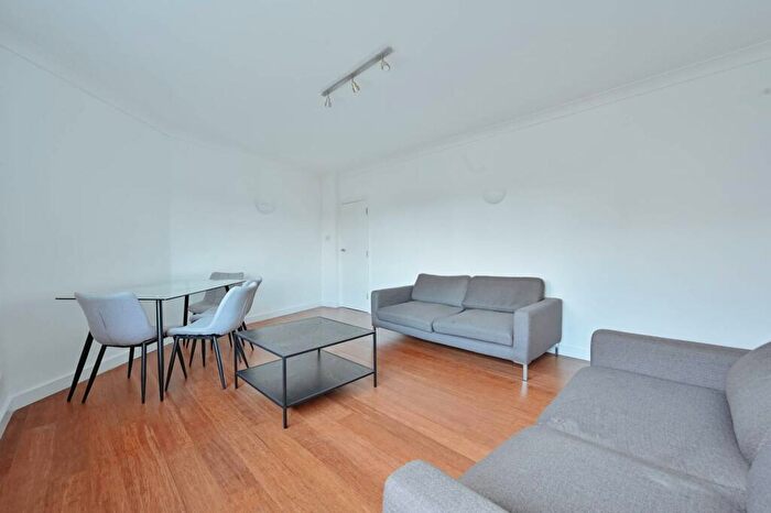 4 Bedroom Flat To Rent In Willesden Lane, , Brondesbury, London, NW2