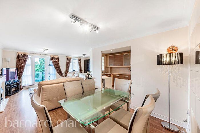 2 Bedroom Apartment To Rent In Glebelands Close, London, N12