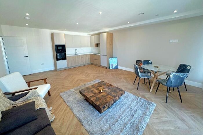 3 Bedroom Flat To Rent In Walton On Thames, Surrey, Kt, KT12