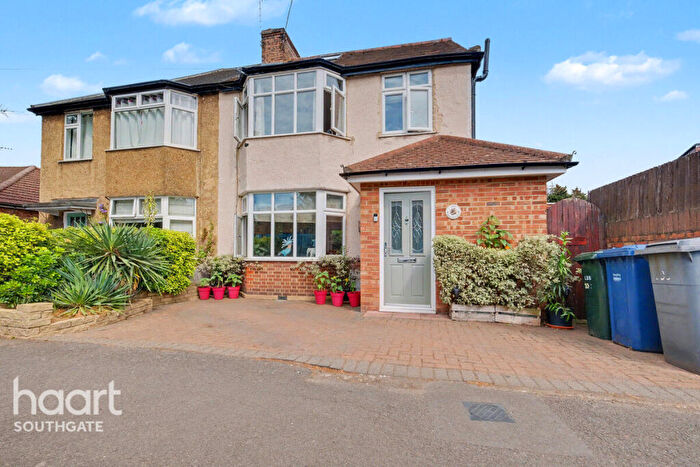 5 Bedroom Semi-Detached House For Sale In Crescent Road, Barnet, EN4