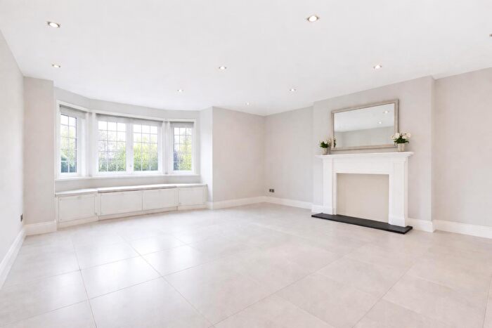 3 Bedroom Apartment To Rent In Finchley Road, St John's Wood, London, NW8