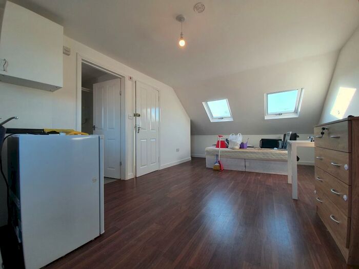 Apartment To Rent In Dale Avenue, Edgware, HA8