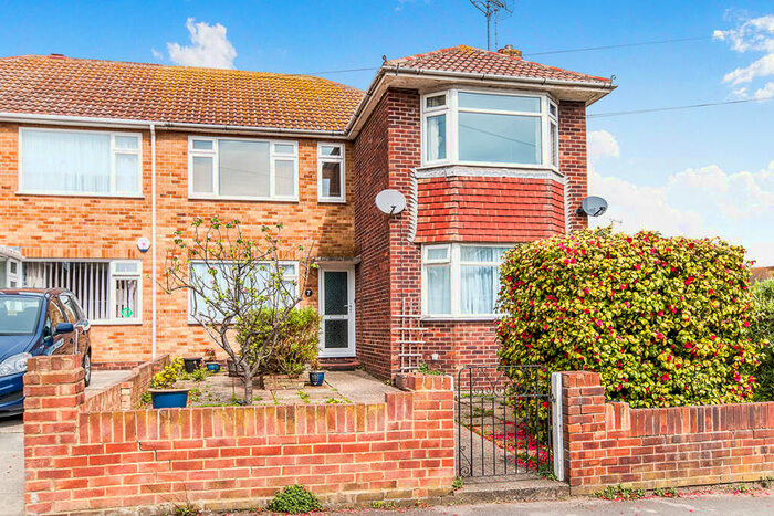 2 Bedroom Flat To Rent In Yarrow Close, Broadstairs, Kent, CT10