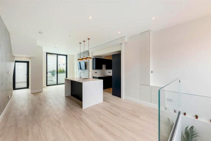 2 Bedroom Flat To Rent In Putney Bridge Road, Putney, SW15