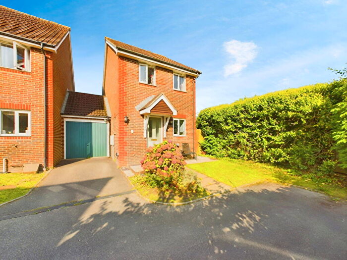 2 Bedroom Detached House For Sale In Nightingales Close, Horsham, RH13