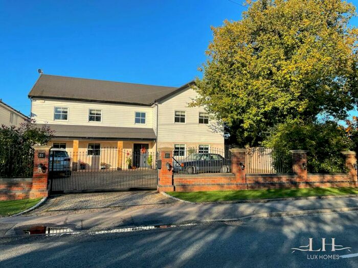 5 Bedroom Detached House For Sale In Coxtie Green Road, Brentwood, CM14